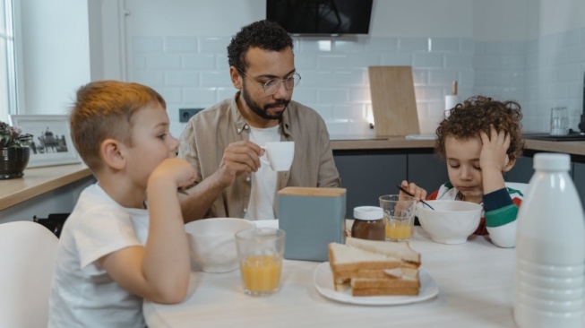 Stop Main HP! 5 Cara Ampuh Jadikan Makan Bersama Momen Keluarga yang Berarti