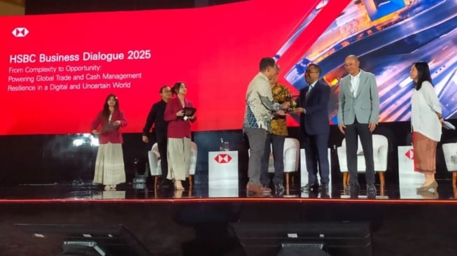 Kariyanto Hardjosoemarto, Chief Executive Officer (CEO) VinFast Indonesia saat menerima plakat sebagai salah satu panelis HSBC Business Dialogue 2025 (Suara.com/CNR ukirsari)