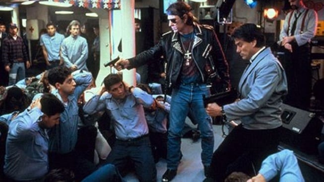 Film Under Siege yang dibintangi Steven Seagal dan Tommy Lee Jones akan tayang Rabu (29/10/2025) malam ini pukul 23.00 WIB di Trans TV. [YouTube]