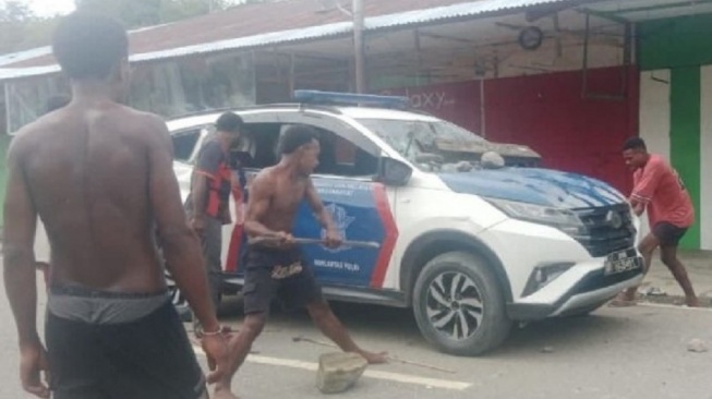 Brutal! Massa Bersenjata Serang Polres Mamberamo Raya, Polisi Terluka dan Kendaraan Hancur