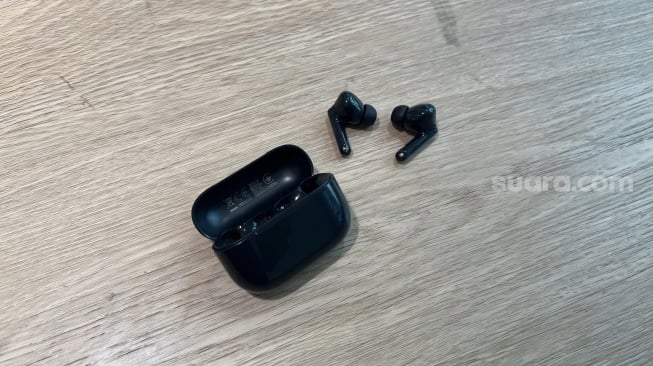TWS HUAWEI FreeBuds SE 4 ANC yang resmi dikenalkan ke Indonesia pada Kamis (30/10/2025). [Suara.com/Zefanya Amabel Christi]