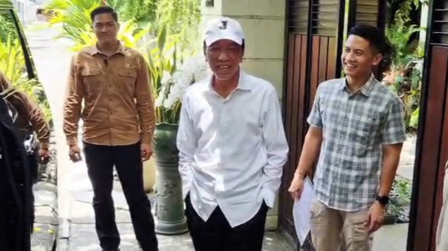 Jokowi Pakai Topi Warna Putih Tulisan 'J', Apa Maknanya?