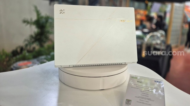 Swift Edge 14 AI dalam peluncuran Swift Community di Jakarta, Rabu (29/10/2025). [Suara.com/Dythia]