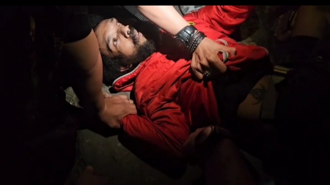 Detik-detik Penembak Pengacara Ditangkap: Terkapar di Gang Sempit, Tak Berdaya Saat Pistol Ditemukan