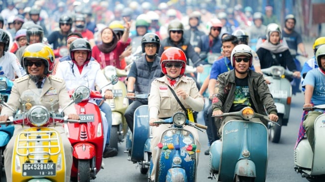 Andi Sudirman dan Fatmawati Rusdi di Pawai Vespa Curi Perhatian