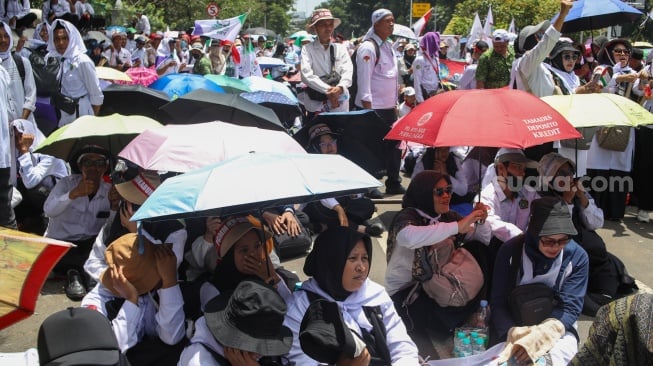 Guru honorer madrasah swasta dari berbagai wilayah di Indonesia berunjuk rasa di kawasan Monas, Jakarta, Kamis (30/10/2025). [Suara.com/Alfian Winanto]