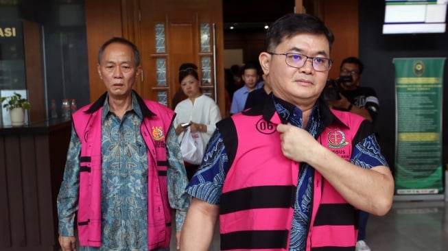 Dua terdakwa kasus dugaan korupsi kegiatan importasi gula di Kementerian Perdagangan pada tahun 2015-2016 Eka Sapanca (depan) dan Hans Falita Hutama (belakang) berjalan keluar usai menjalani sidang vonis di Pengadilan Tipikor, Jakarta, Kamis (30/10/2025). [ANTARA FOTO/Muhammad Iqbal/nym]