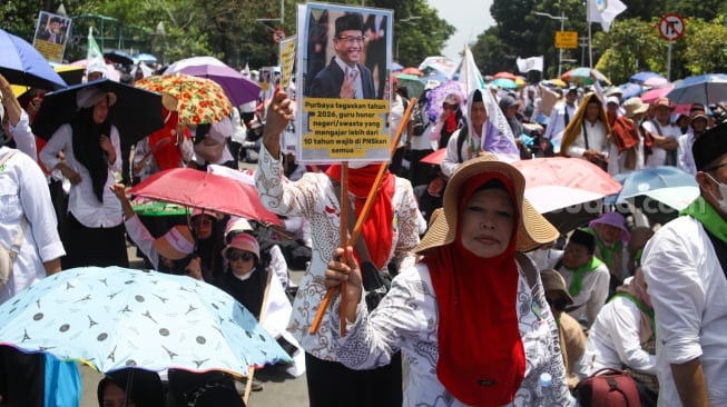 Guru honorer madrasah swasta dari berbagai wilayah di Indonesia berunjuk rasa di kawasan Monas, Jakarta, Kamis (30/10/2025). [Suara.com/Alfian Winanto]