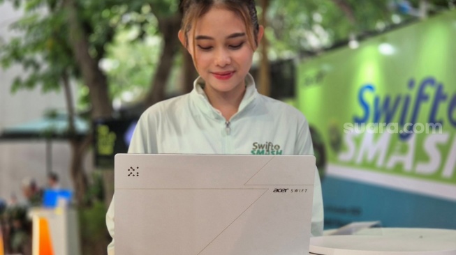 Swift Edge 14 AI dalam peluncuran Swift Community di Jakarta, Rabu (29/10/2025). [Suara.com/Dythia]