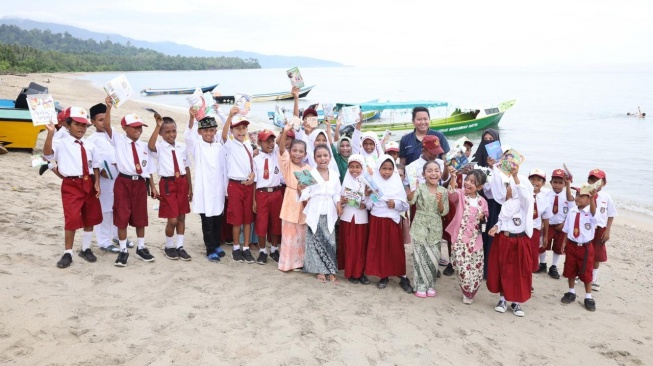 Kapal Literasi Moh. Hatta akan berlayar ke pulau-pulau terpencil di Kepulauan Sula, membawa ribuan buku bacaan, membuka lapak literasi, dan menggelar pelatihan bagi guru serta masyarakat tentang literasi keuangan dan digital (Dok: Pegadaian)
