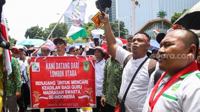 Guru honorer madrasah swasta dari berbagai wilayah di Indonesia berunjuk rasa di kawasan Monas, Jakarta, Kamis (30/10/2025). [Suara.com/Alfian Winanto]