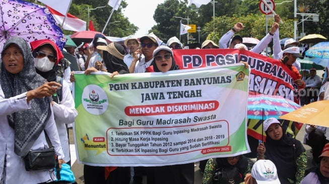 Guru honorer madrasah swasta dari berbagai wilayah di Indonesia berunjuk rasa di kawasan Monas, Jakarta, Kamis (30/10/2025). [Suara.com/Alfian Winanto]  