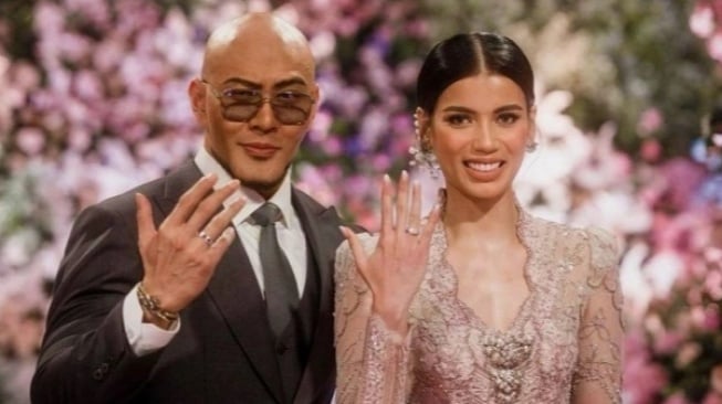 Deddy Corbuzier dan Sabrina Cerai, tapi Tetap Tulis Pesan Penuh Cinta