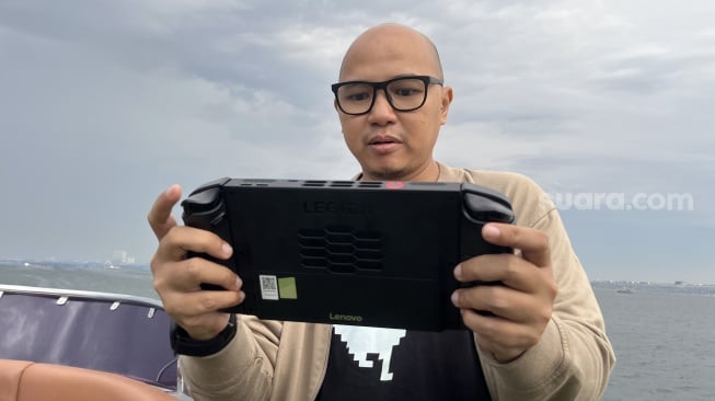 Lenovo Legion Go 2 yang dikenalkan ke Indonesia pada Kamis (30/10/2025). [Suara.com/Dicky Prastya]