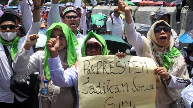 Guru honorer madrasah swasta dari berbagai wilayah di Indonesia berunjuk rasa di kawasan Monas, Jakarta, Kamis (30/10/2025). [Suara.com/Alfian Winanto]