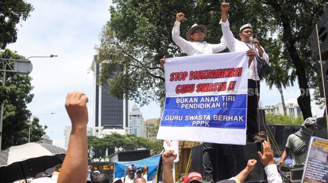 Guru honorer madrasah swasta dari berbagai wilayah di Indonesia berunjuk rasa di kawasan Monas, Jakarta, Kamis (30/10/2025). [Suara.com/Alfian Winanto]