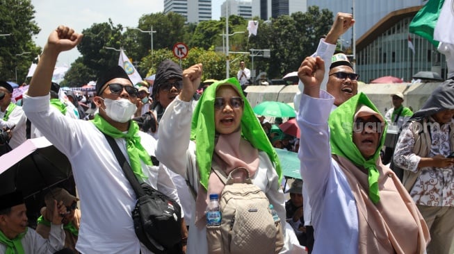 Guru honorer madrasah swasta dari berbagai wilayah di Indonesia berunjuk rasa di kawasan Monas, Jakarta, Kamis (30/10/2025). [Suara.com/Alfian Winanto]