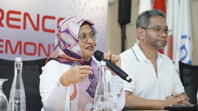 Direktur Utama Telkom Indonesia Dian Siswarini saat memberikan paparan pada sesi Press Conference Topping Off Ceremony “Powering AI Connectivity: Batam Digital Hub” di kawasan industri Kabil, Batam, pada Kamis, (30/10/2025) (Dok: Telkom)