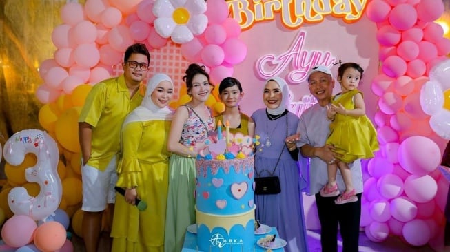Ayu Ting Ting dan keluarga. (Instagram/mom_ayting92_)