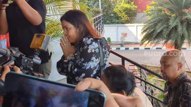 Keluarga Onadio Leonardo, Debby (kakak) dan Nanik (ibu) didampingi Pendeta Yerry Pattinasarany di Mapolres Metro Jakarta Barat, Jumat, 31 Oktober 2025. [Suara.com/Adiyoga Priyambodo]