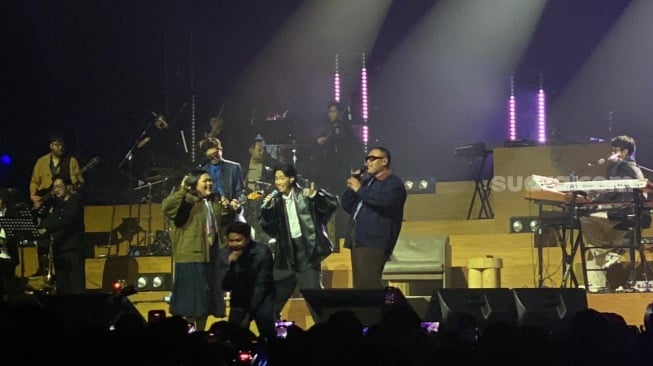 Teriakan 'We Love You Vidi' Menggema di Konser Laleilmanino, Vidi Aldiano Terharu dan Tahan Tangis