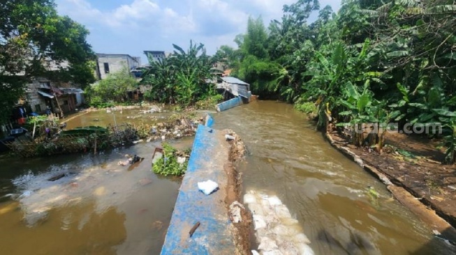 Tanggul Baswedan Jebol, Lima RT di Jati Padang Terendam Banjir Hingga 1,5 Meter