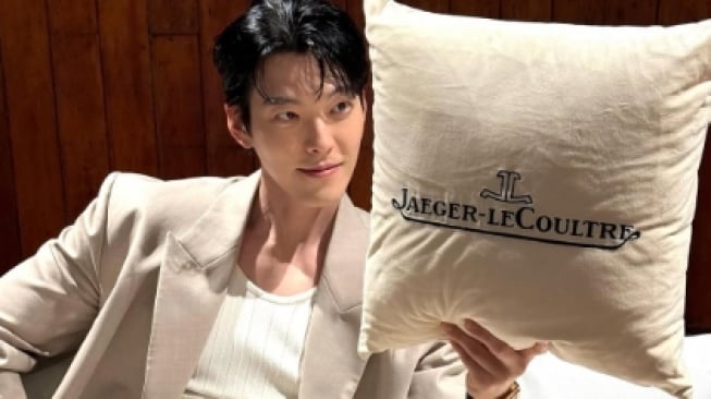 Classy dan Elegan! 6 Inspirasi Suit Style ala Kim Woo Bin yang Wajib Dicoba