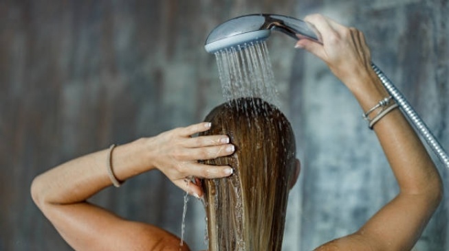 7 Rekomendasi Sampo Non SLS untuk Rambut Kering dan Rontok