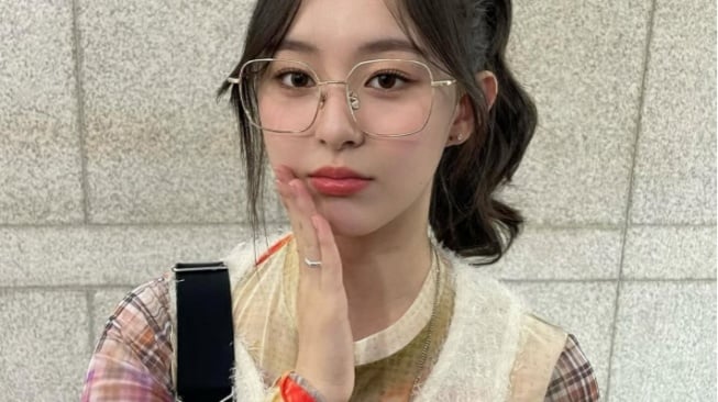 Bikin Good Mood! 4 Ide OOTD Playful ala Park Ji Hu yang Easy to Copy