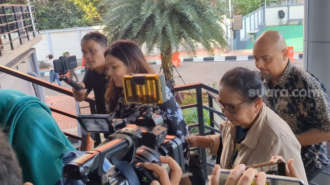 Didampingi Pendeta, Ibu dan Kakak Onad Tertunduk Lesu Saat Datang Menjenguk ke Kantor Polisi