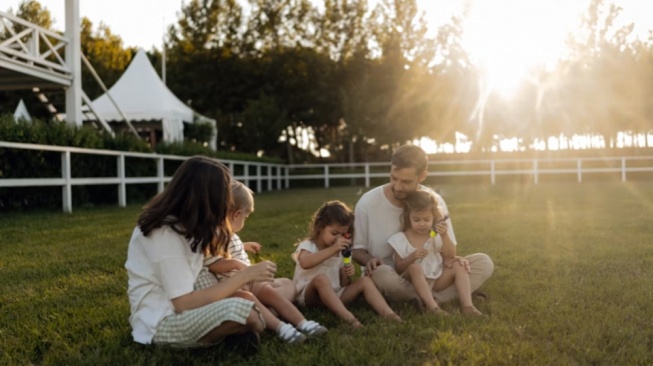 Tumbuh dengan Kasih: Anak 'Keluarga Cemara' Punya Mental Lebih Stabil?