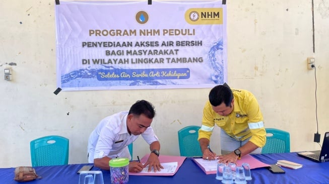 Kegiatan serah terima dan peresmian fasilitas air bersih yang dihadiri oleh Kepala Desa Kusu Lovra Steven Barahama serta perwakilan masyarakat setempat (Dok: NHM)