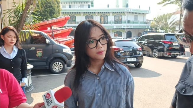 Fujianti Utami alias Fuji di Polres Metro Jakarta Selatan pada Jumat, 31 Oktober 2025. [Suara.com/Rena Pangesti