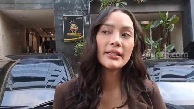 Erika Carlina mendatangi Polda Metro Jaya untuk menjalani restorative justice alias upaya perdamaian dengan mantan kekasihnya, DJ Panda, Jumat (31/10/2025). [Rena Pangesti/Suara.com]