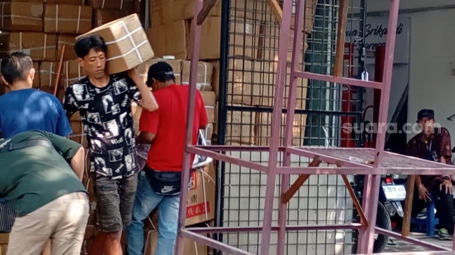 Ruko milik importir PT Laba-laba Nusantara yang beralamat di JI. Parangtritis Raya No. 6C Ancol Pademangan, Jakarta Utara digeledah pihak kepolisian. Ruko tersebut diduga melakukan perdagangan ilegal dengan memalsukan nampan MBG. (Foto dok. polisi)