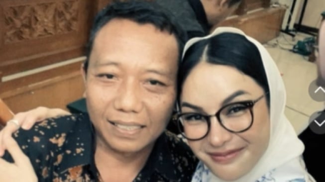 Pak Amin Siapanya Nikita Mirzani? Ekspresi Sedihnya saat Dampingi Sidang Vonis Jadi Sorotan