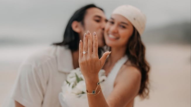 Sean Gelael melamar Hana Malasan di sebuah pantai yang indah. [Instagram]