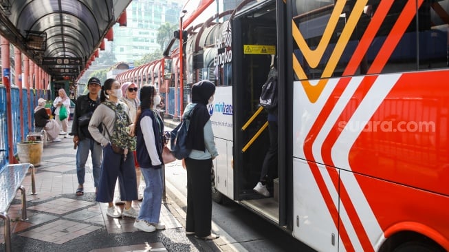 Penumpang menaiki Bus Transjakarta di Terminal Blok M, Jakarta, Sabtu (1/11/2025). [Suara.com/Alfian Winanto]