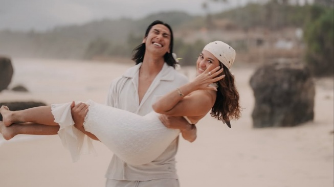 Sean Gelael Resmi Lamar Hana Malasan, Cincin Berliannya Ditaruh di Batok Kelapa