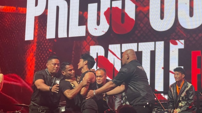 Trash talk antara fighter One Pride pada konferensi pers One Pride MMA 88 "Battle for Glory" di HW Superhouse Satrio, Jakarta Selatan, Sabtu (1/11/2025). [Suara.com / Rully Fauzi]