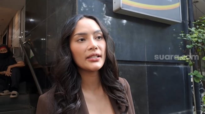 Erika Carlina mendatangi Polda Metro Jaya untuk menjalani restorative justice alias upaya perdamaian dengan mantan kekasihnya, DJ Panda, Jumat (31/10/2025). [Rena Pangesti/Suara.com]
