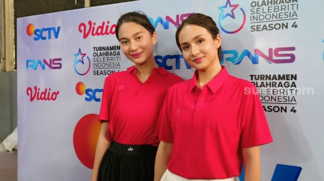 Azizah Salsha dan Angie Marcheria di acara Turnamen Olahraga Selebriti Indonesia (TOSI) season 4 di GOR Rawamangun, Jakarta Timur, Sabtu (1/11/2025). [Rena Pangesti/Suara.com]