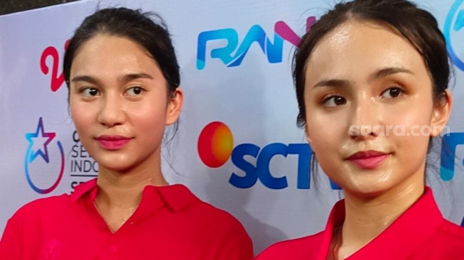 Azizah Salsha dan Angie Marcheria di acara Turnamen Olahraga Selebriti Indonesia (TOSI) season 4 di GOR Rawamangun, Jakarta Timur, Sabtu (1/11/2025). [Rena Pangesti/Suara.com]