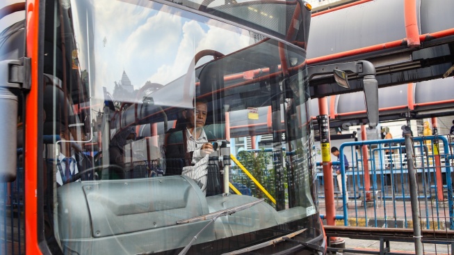 Bus Transjakarta menunggu penumpang di Terminal Blok M, Jakarta, Sabtu (1/11/2025). [Suara.com/Alfian Winanto]