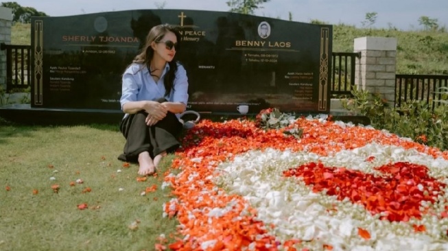 Setahun Tanpa Benny Laos: Ungkapan Rindu Mendalam Sherly Tjoanda Bikin Haru