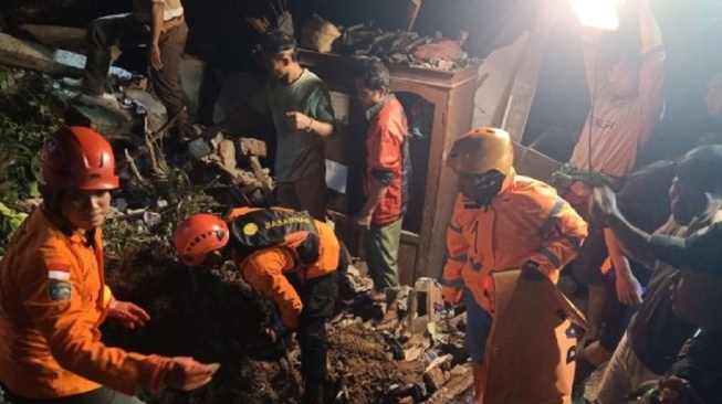 Satu Keluarga Tertimbun Longsor di Trenggalek, 4 Meninggal Dunia