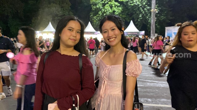 Bila dan Nadya, fans BLACKPINK dari Jakarta Utara yang hadir di konser Deadline Tour hari pertama di Stadion Utama GBK, Senayan, Jakarta Pusat pada Sabtu, 1 November 2025. [Suara.com/Tiara Rosana]