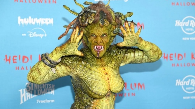 Heidi Klum Jadi Medusa untuk Halloween 2025, Ular di Kepalanya Bergerak!