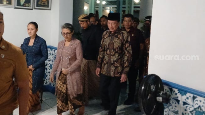 Momen Jokowi Beri Penghormatan Terakhir pada PB XIII di Keraton Solo