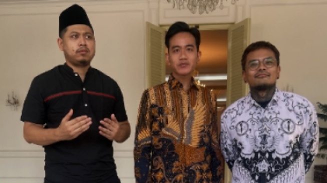 Outfit Coki Pardede saat Temui Wapres Gibran Ditegur Paspampres